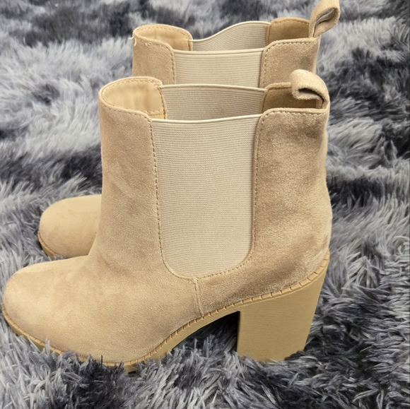 NWT SODA Elegant Tan Suede Ankle Boots Size 10 - Picture 3 of 7